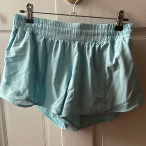 Lululemon Hotty Hot Low rise lined short size 8 blue